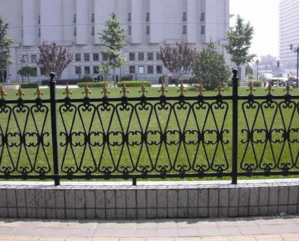 日常如何維護(hù)鐵藝護(hù)欄?讓其使用時間長？